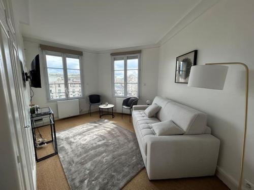 Elegant Eiffel tower view flat