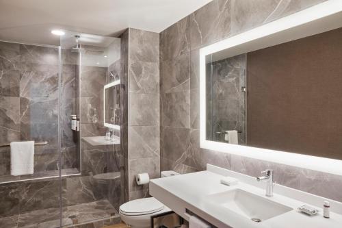 Un baño de AC Hotel by Marriott Saltillo