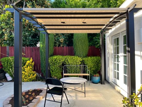 a pergola with a table and chairs on a patio at Cozy Suite with Private Patio Close to Downtown and UC Davis Medical Center in Sacramento