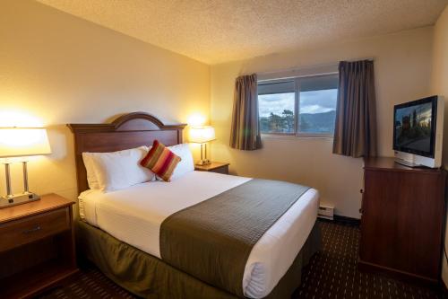 Ein Bett oder Betten in einem Zimmer der Unterkunft Ebb Tide Oceanfront Inn