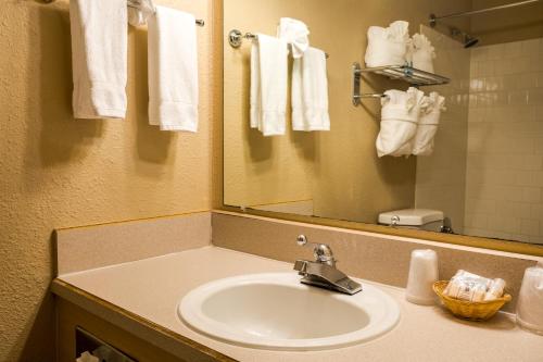 Ein Badezimmer in der Unterkunft Ebb Tide Oceanfront Inn