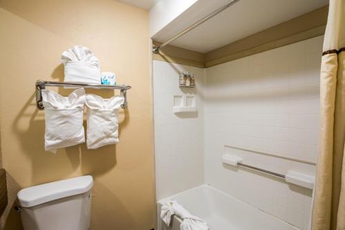 Ein Badezimmer in der Unterkunft Ebb Tide Oceanfront Inn