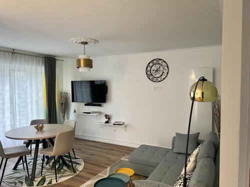 un salon avec un canapé et une table dans l'établissement Belle maison avec jardin !, à Bezannes