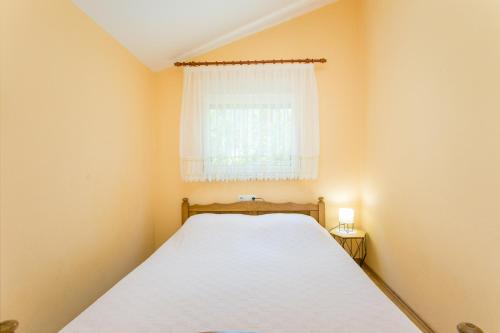 En eller flere senge i et værelse på Apartments by the sea Slatine, Ciovo - 11126