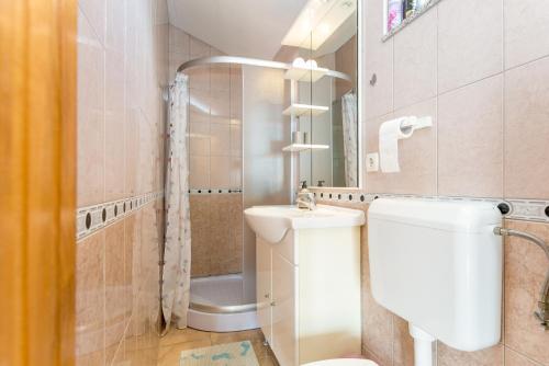 Et badeværelse på Apartments by the sea Slatine, Ciovo - 11126