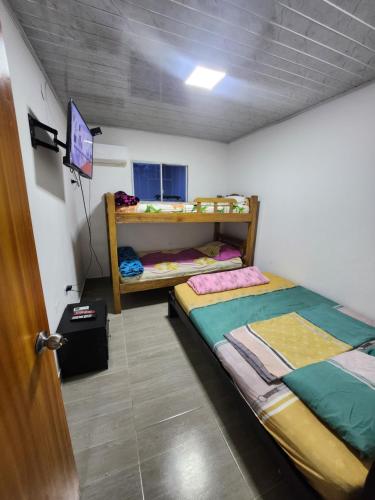 Postel nebo postele na pokoji v ubytování Hostal Los Ángeles 1