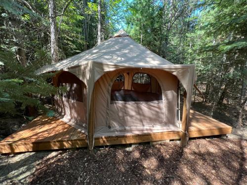 Φωτογραφία από το άλμπουμ του Luxury Canvas Yurt Nestled in a Private Forest σε Naples