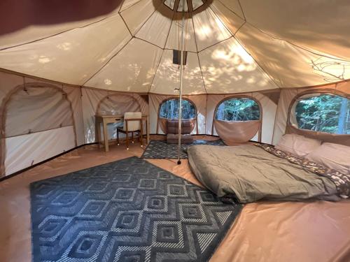 Postel nebo postele na pokoji v ubytování Luxury Canvas Yurt Nestled in a Private Forest