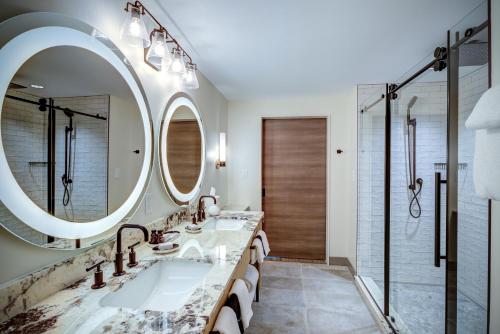 a bathroom with two sinks and a large mirror at The Embers Hotel in Blowing Rock