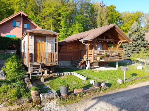 location type gîte, chambre d'hôte, meublé de tourisme dans joli petit chalet typique et ou jolie roulotte type bohème