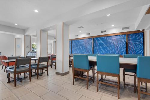 a dining room with a long table and chairs at Holiday Inn Express Destin E - Commons Mall Area by IHG in Destin