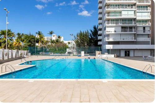 une piscine vide devant un bâtiment dans l'établissement Acogedor Alojamiento Turístico Isla Verde, à San Juan