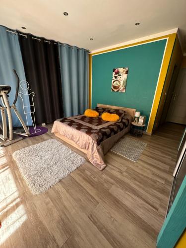 une chambre avec un lit dans une pièce dans l'établissement Maison familiale avec piscine, à Mimizan