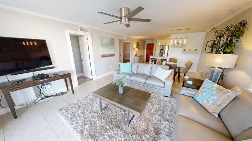 una sala de estar con un sofá y una mesa en Dolphin Point 105B- by Holiday Isle Properties, en Destin