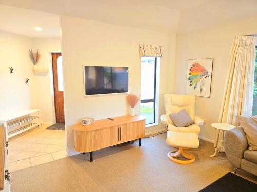 Televisyen dan/atau pusat hiburan di Modern family oasis in Clive