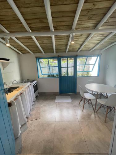 Cette chambre comprend une table, une table et des chaises. dans l'établissement Villa Joá - Suites, à Trancoso