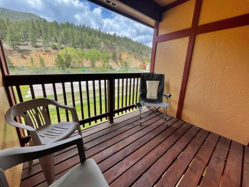 Camera dotata di balcone con sedia e finestra. di Valley Condo 109 - Chili Peppers - Creekside - WiFi - Hot Tub - Fireplace - Washer - Dryer - Playground a Red River