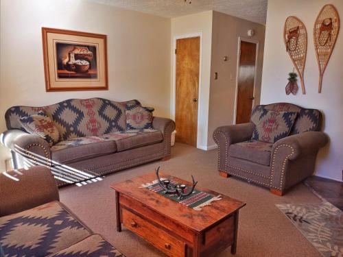 un soggiorno con due divani e un tavolino da caffè di Valley Condo 124 - Creekside - WiFi - Hot Tub - Fireplace - Washer - Dryer - Playground a Red River