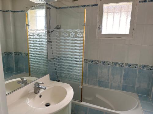 une salle de bain avec un lavabo, une douche et une baignoire dans l'établissement Appartement Varaville: Face à la mer avec loggia et parking privé, 4 pers. - FR-1-487-306, à Varaville