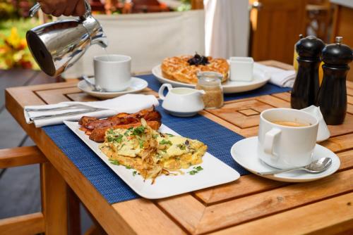 uma mesa com um prato de comida e chávenas de café em Saint Peter's Bay Barbados em Saint Peter