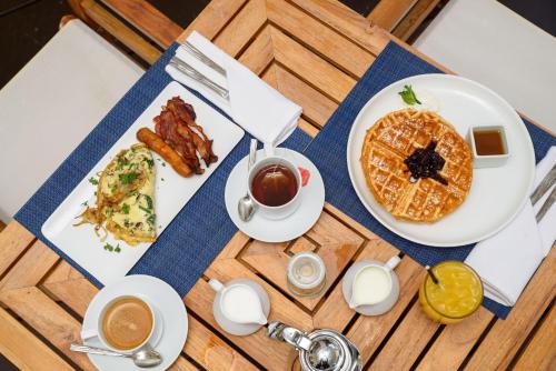 uma mesa com pratos de comida e uma xícara de café em Saint Peter's Bay Barbados em Saint Peter