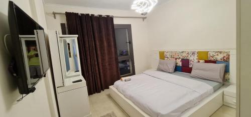 Postel nebo postele na pokoji v ubytování Nyoum porto New Cairo Luxury Apartment