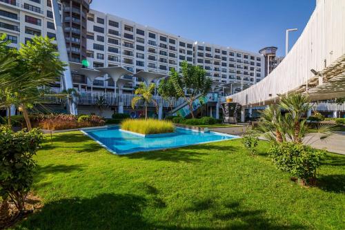 Bazén v ubytování Nyoum porto New Cairo Luxury Apartment nebo v jeho okolí