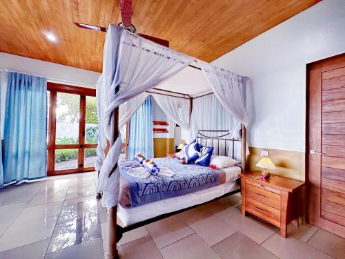 Postel nebo postele na pokoji v ubytování Hideaway Island Resort