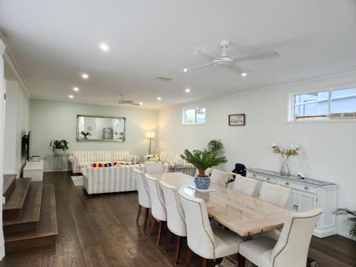 Φωτογραφία από το άλμπουμ του Luxury Hamptons Beachside Sanctuary σε Alexandra Headland