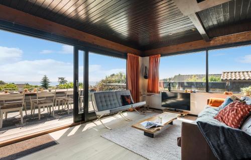 Χώρος καθιστικού στο 5 Bedroom Amazing Home In Kalundborg