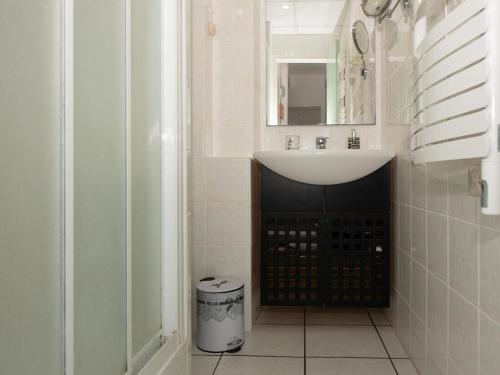 une salle de bain blanche avec un lavabo et un miroir dans l'établissement T2 Cabine 4 pers, pieds dans l'eau avec wifi, parking et clim - FR-1-803-1, au Lavandou