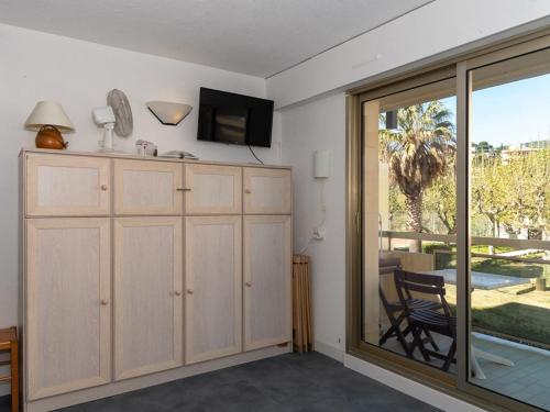 d'un salon avec une grande porte coulissante en verre. dans l'établissement Studio avec Parking au Lavandou, à 10m de la Plage - FR-1-803-11, au Lavandou