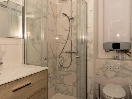 une salle de bain avec une douche avec des toilettes et un lavabo dans l'établissement Studio avec Parking au Lavandou, à 10m de la Plage - FR-1-803-11, au Lavandou