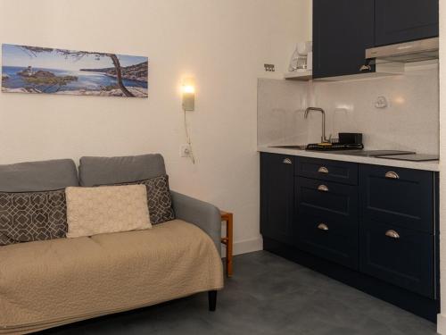un salon avec un canapé et une cuisine dans l'établissement Studio avec Parking au Lavandou, à 10m de la Plage - FR-1-803-11, au Lavandou