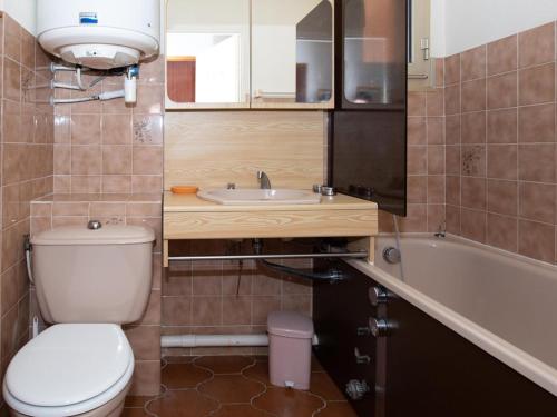 une salle de bain avec toilettes, lavabo et baignoire dans l'établissement T2 au Lavandou - Plage à 20m, Clim, Parking - FR-1-803-13, au Lavandou