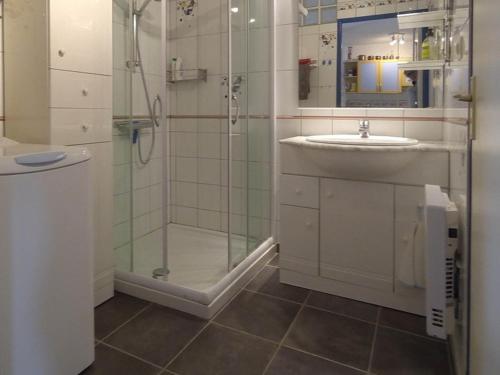 une salle de bain avec une douche en verre et un lavabo dans l'établissement Appartement 2 pièces confortable au Lavandou 34m² + terrasse, à 800m de la plage, 4 personnes. - FR-1-803-17, au Lavandou