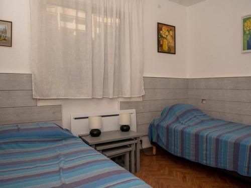 - une chambre avec deux lits à côté d'une fenêtre dans l'établissement Le Lavandou, T2 avec piscine et parking, 4 couchages - FR-1-803-20, au Lavandou