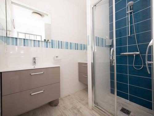 une salle de bain avec douche et lavabo dans l'établissement Le Lavandou, T2 avec piscine et parking, 4 couchages - FR-1-803-20, au Lavandou