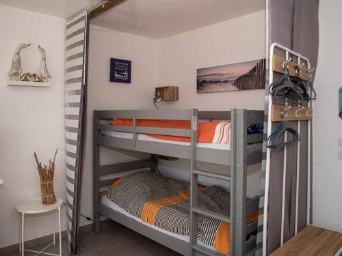 une chambre avec deux lits superposés dans l'établissement Studio Cabine au Lavandou - 4 Pers, Clim, Piscine, Terrasse, Parking, 950m Plage - FR-1-803-26, au Lavandou