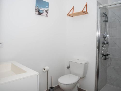 une salle de bain blanche avec toilettes et douche dans l'établissement Studio Cabine au Lavandou - 4 Pers, Clim, Piscine, Terrasse, Parking, 950m Plage - FR-1-803-26, au Lavandou