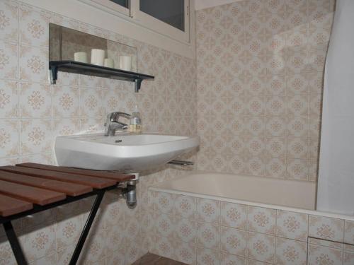 une salle de bain avec un lavabo et une baignoire dans l'établissement Le Lavandou, T2 climatisé pour 4 pers avec parking près de la plage - FR-1-803-28, au Lavandou