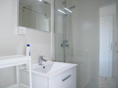 une salle de bain blanche avec un lavabo et une douche dans l'établissement T2 + cabine, parking, clim, 250m de la plage - FR-1-803-18, au Lavandou