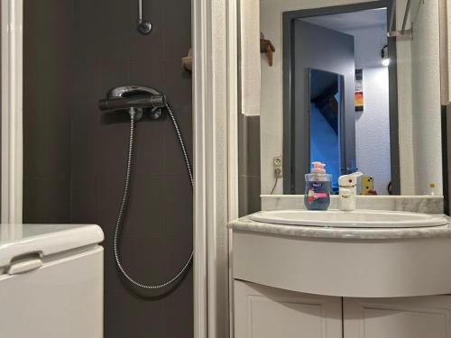 une salle de bain avec douche et lavabo dans l'établissement T2 Mezzanine Saint-Cyprien: Proche Plage, Parking Sécurisé, Équipé, Animaux Acceptés - FR-1-793-6, à Saint-Cyprien