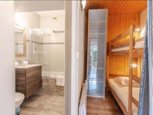 La salle de bains est pourvue de lits superposés, de toilettes et d'un lavabo. dans l'établissement Charmant T2 rénové avec jardin, parking privé et accès direct aux pistes, proche du centre de Morzine - FR-1-679-12, à Morzine