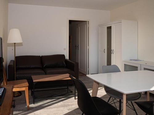 un salon avec un canapé et une table dans l'établissement T2 + cabine, parking, clim, 250m de la plage - FR-1-803-18, au Lavandou