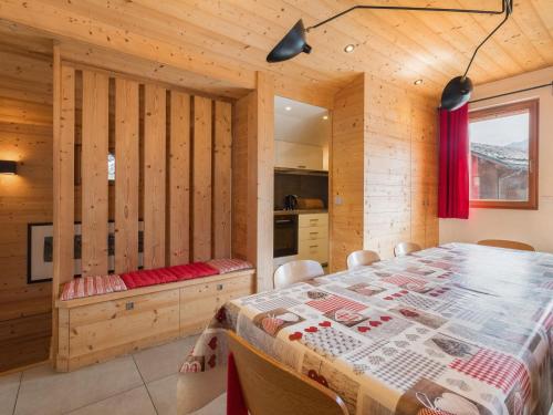 une salle à manger avec une table et un rideau rouge dans l'établissement Chalet 4 chambres avec salles de bain privées, près des pistes et commerces - FR-1-566-67, à Les Allues