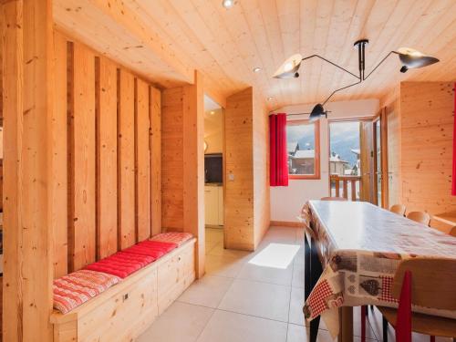 Cette chambre en bois comprend un banc et une table. dans l'établissement Chalet 4 chambres avec salles de bain privées, près des pistes et commerces - FR-1-566-67, à Les Allues