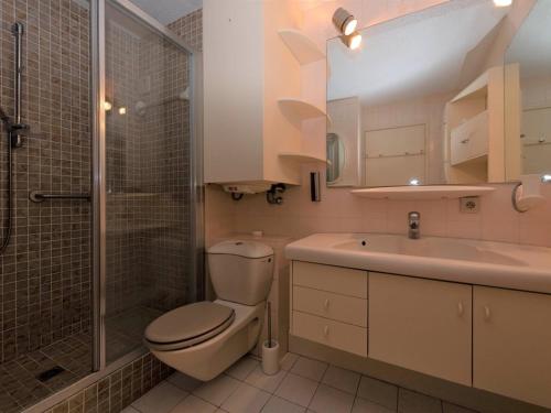 une salle de bain avec toilettes, lavabo et douche dans l'établissement T2 au Lavandou pour 4 avec parking, terrasse mer et accès plage - FR-1-803-23, au Lavandou