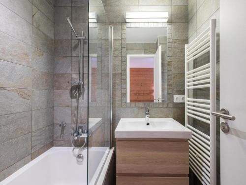une salle de bain avec une baignoire, un lavabo et une douche dans l'établissement Chalet 4 chambres avec salles de bain privées, près des pistes et commerces - FR-1-566-67, à Les Allues