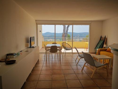 un salon avec une table et des chaises dans l'établissement Appartement T2 équipé avec terrasse et parking au Lavandou - FR-1-803-25, au Lavandou